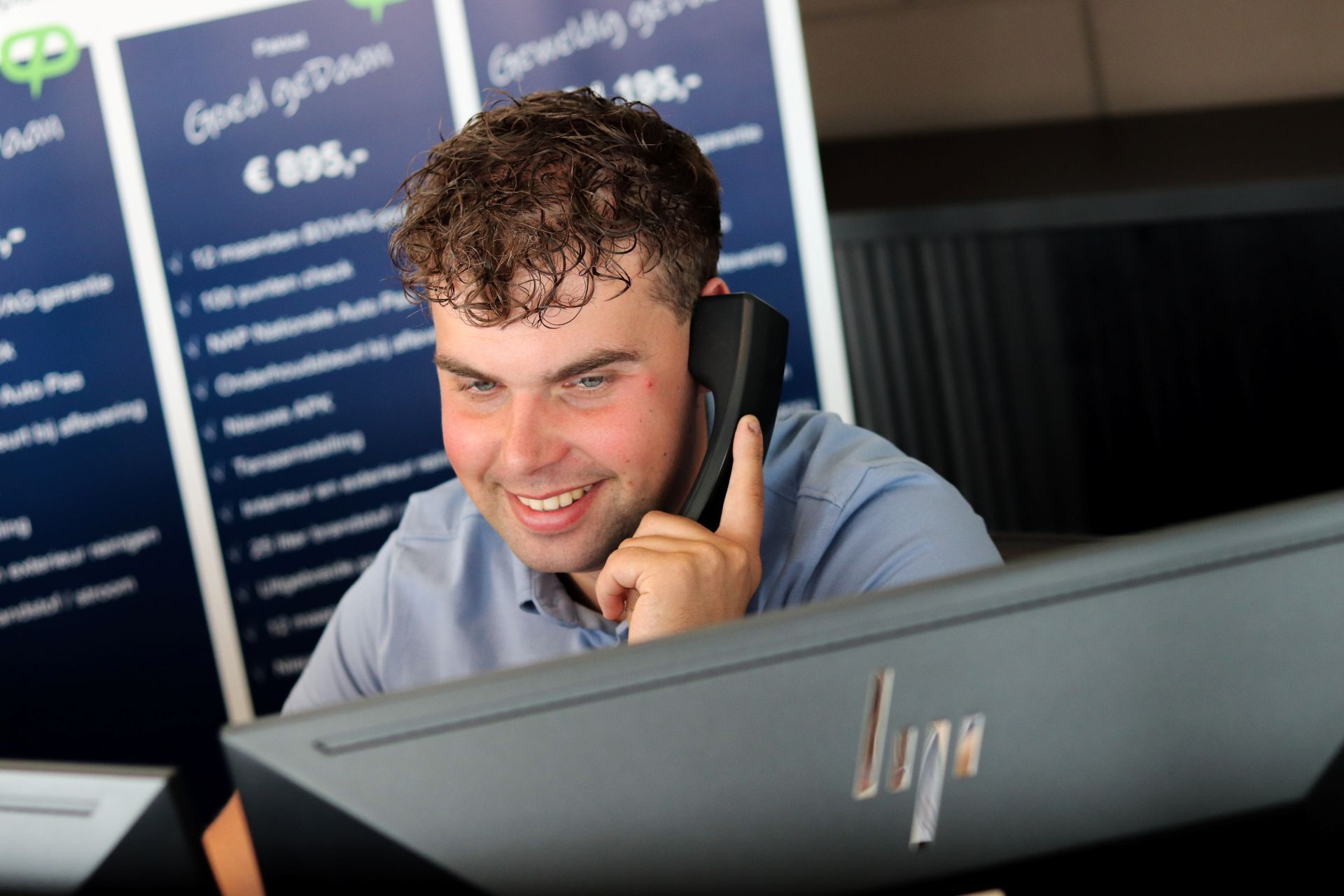 CONTACT_Man aan de telefoon bij werkplaatsreceptie_IMG_0583_1920px